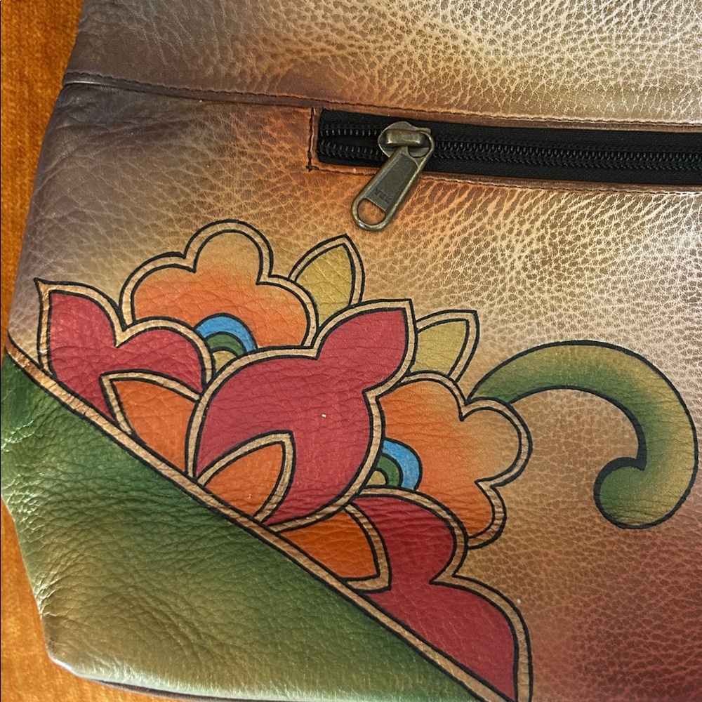 Anuschka hand-painted genuine leather bag featuring floral lotus artwork. - Picture 6 of 12